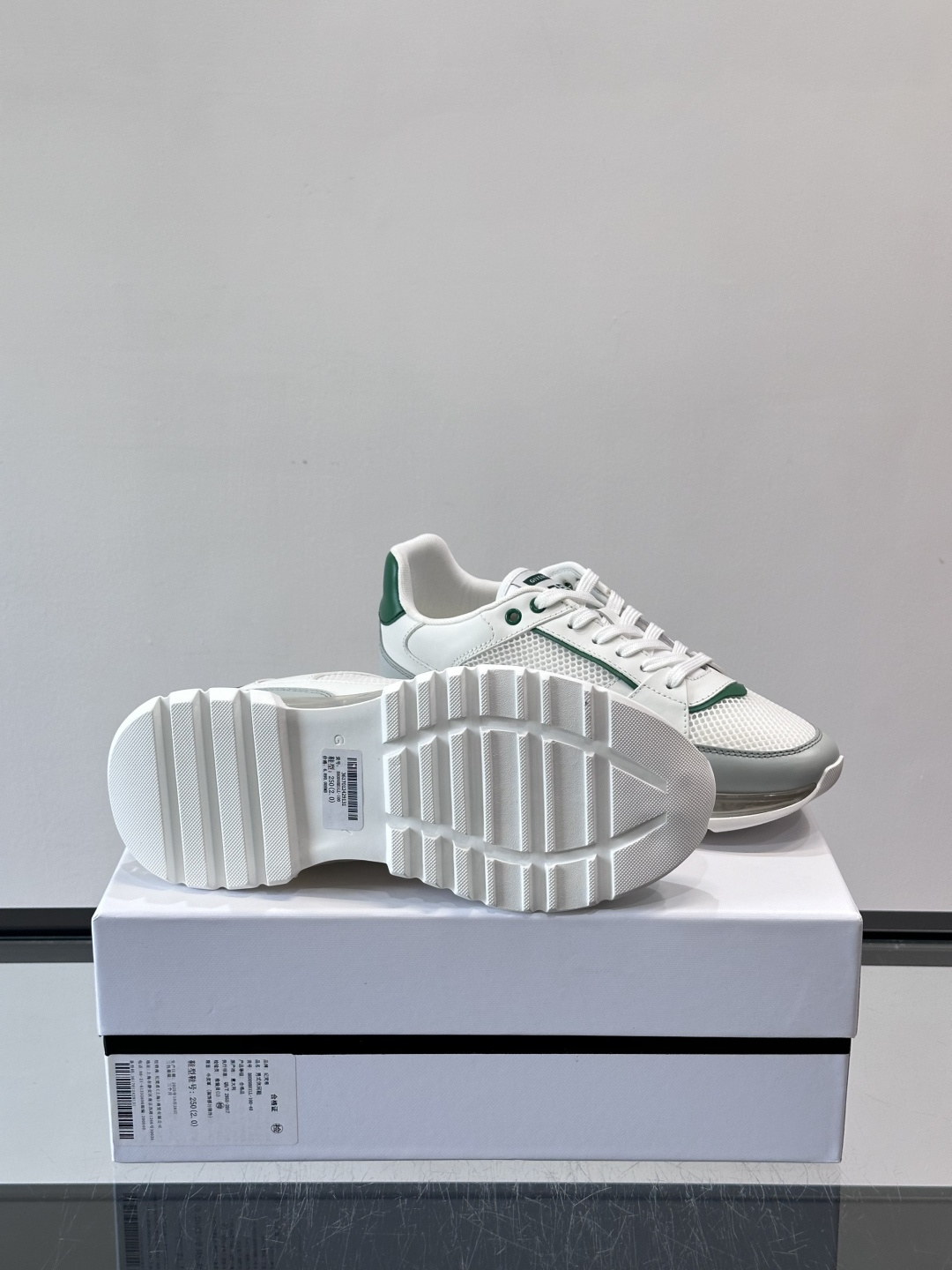 Givenchy 男士运动鞋​​👟纪梵希这款运动鞋，采用优质皮革+网布拼接，透气又有质感。透明气垫鞋底，