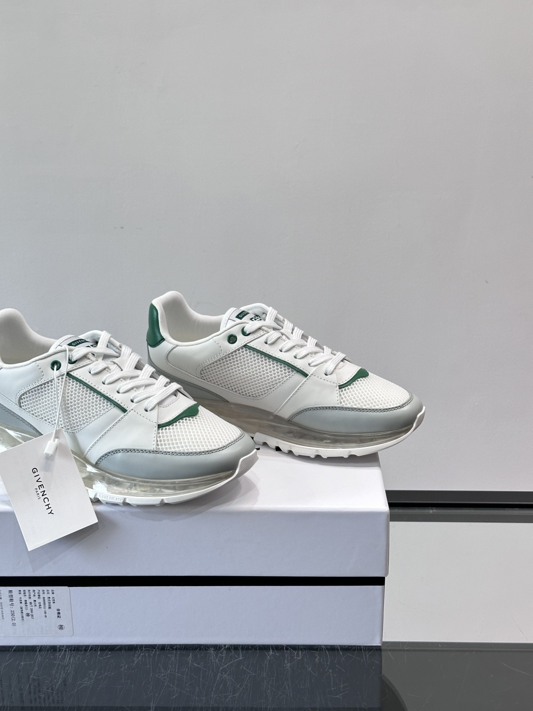 Givenchy 男士运动鞋​​👟纪梵希这款运动鞋，采用优质皮革+网布拼接，透气又有质感。透明气垫鞋底，