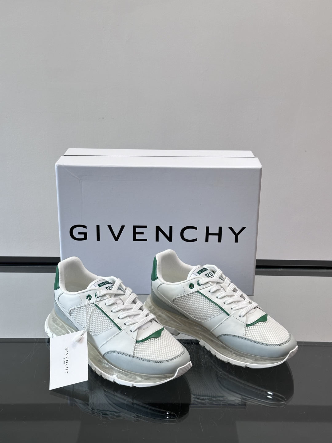 Givenchy 男士运动鞋​​👟纪梵希这款运动鞋，采用优质皮革+网布拼接，透气又有质感。透明气垫鞋底，