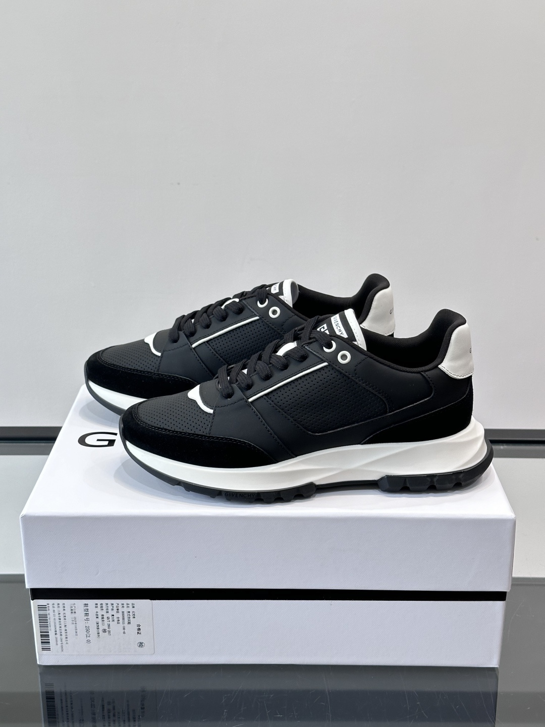 Givenchy 男士运动鞋​​👟纪梵希这款运动鞋，采用优质皮革。透气又有质感。透明气垫鞋底，缓震舒适，
