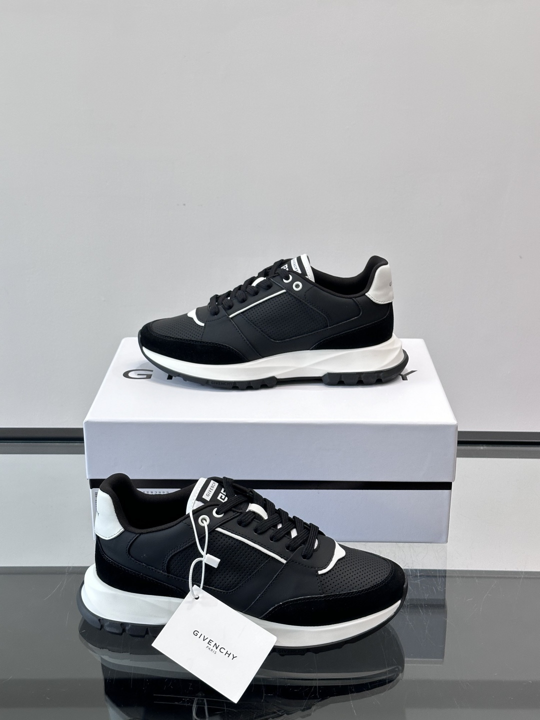 Givenchy 男士运动鞋​​👟纪梵希这款运动鞋，采用优质皮革。透气又有质感。透明气垫鞋底，缓震舒适，