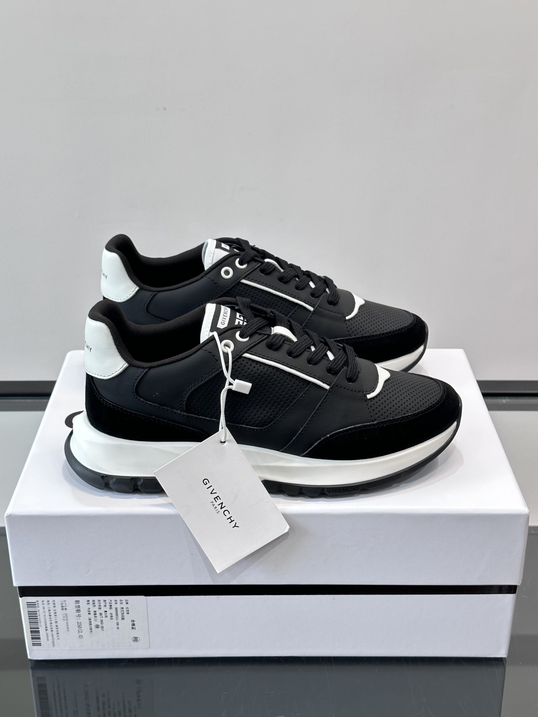 Givenchy 男士运动鞋​​👟纪梵希这款运动鞋，采用优质皮革。透气又有质感。透明气垫鞋底，缓震舒适，