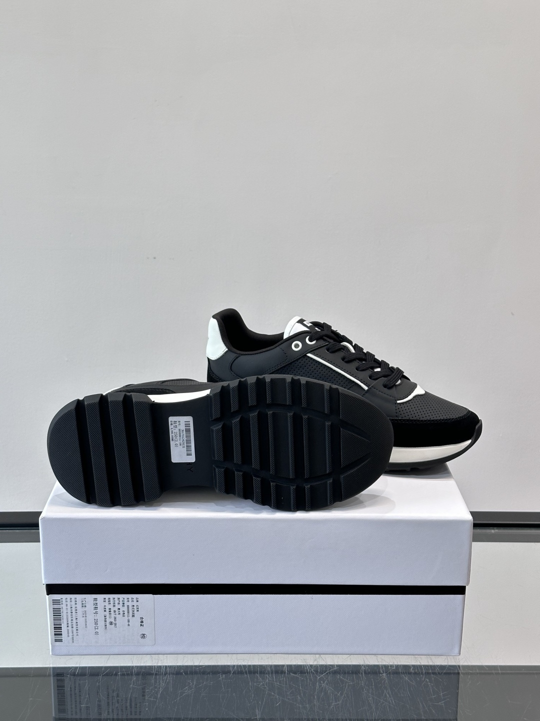 Givenchy 男士运动鞋​​👟纪梵希这款运动鞋，采用优质皮革。透气又有质感。透明气垫鞋底，缓震舒适，