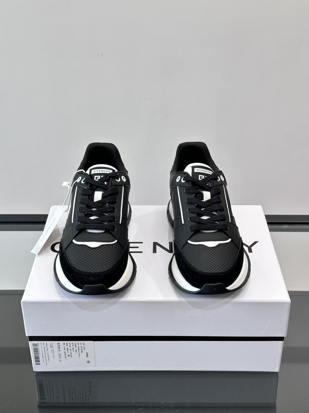 Givenchy 男士运动鞋​​👟纪梵希这款运动鞋，采用优质皮革。透气又有质感。透明气垫鞋底，缓震舒适，