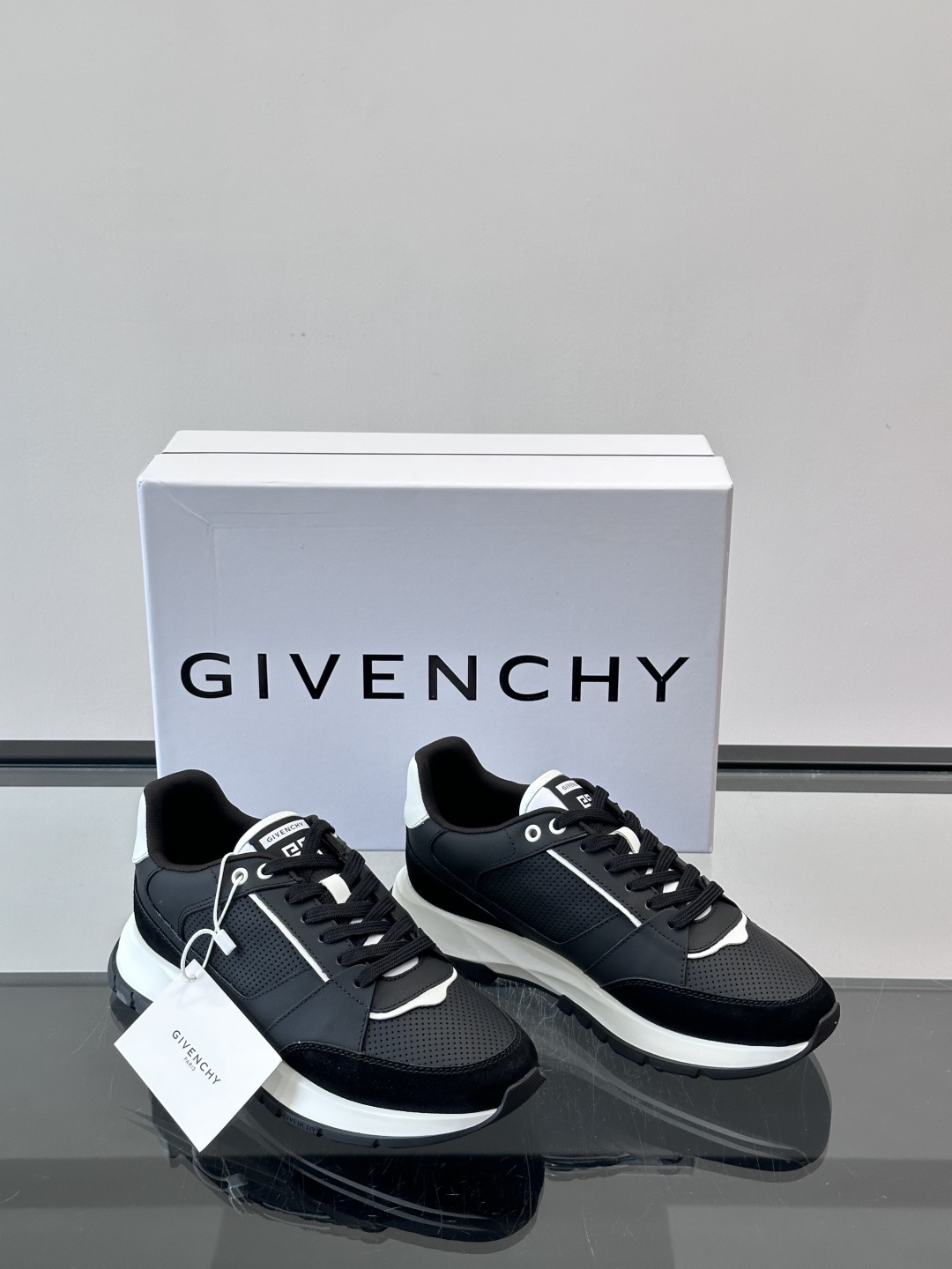 Givenchy 男士运动鞋​​👟纪梵希这款运动鞋，采用优质皮革。透气又有质感。透明气垫鞋底，缓震舒适，