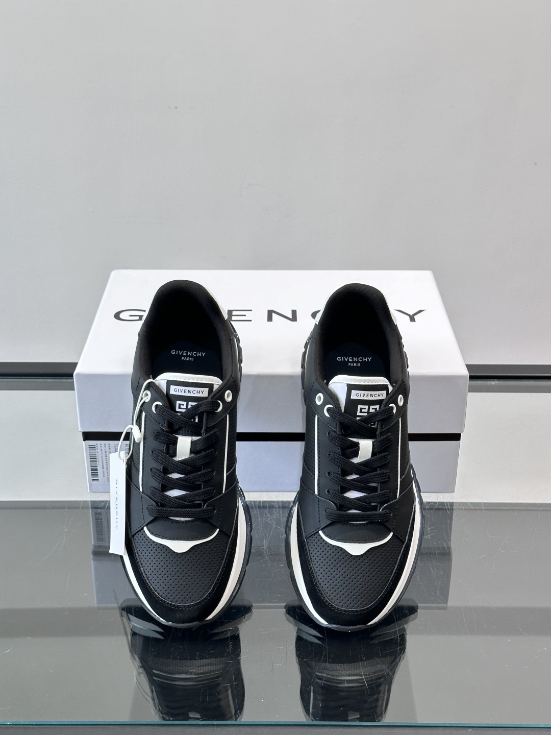 Givenchy 男士运动鞋​​👟纪梵希这款运动鞋，采用优质皮革。透气又有质感。透明气垫鞋底，缓震舒适，