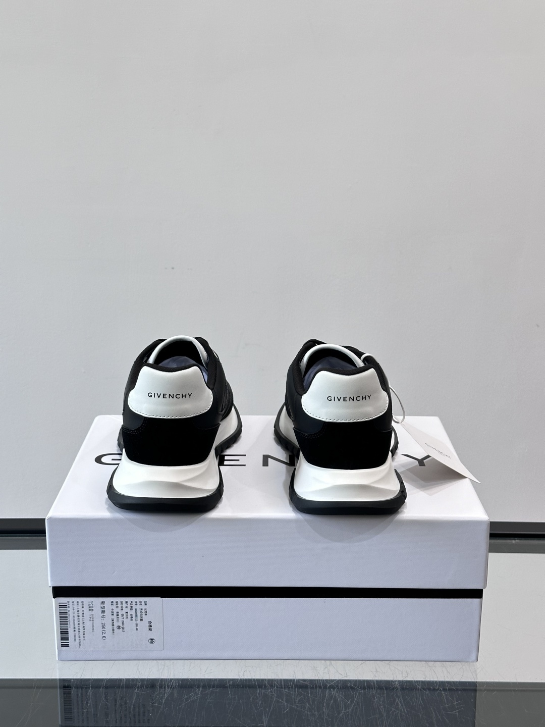 Givenchy 男士运动鞋​​👟纪梵希这款运动鞋，采用优质皮革。透气又有质感。透明气垫鞋底，缓震舒适，