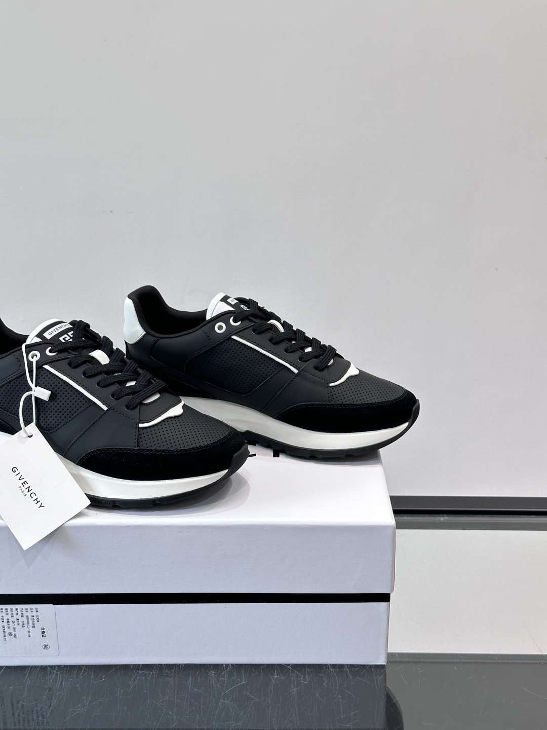 Givenchy 男士运动鞋​​👟纪梵希这款运动鞋，采用优质皮革。透气又有质感。透明气垫鞋底，缓震舒适，