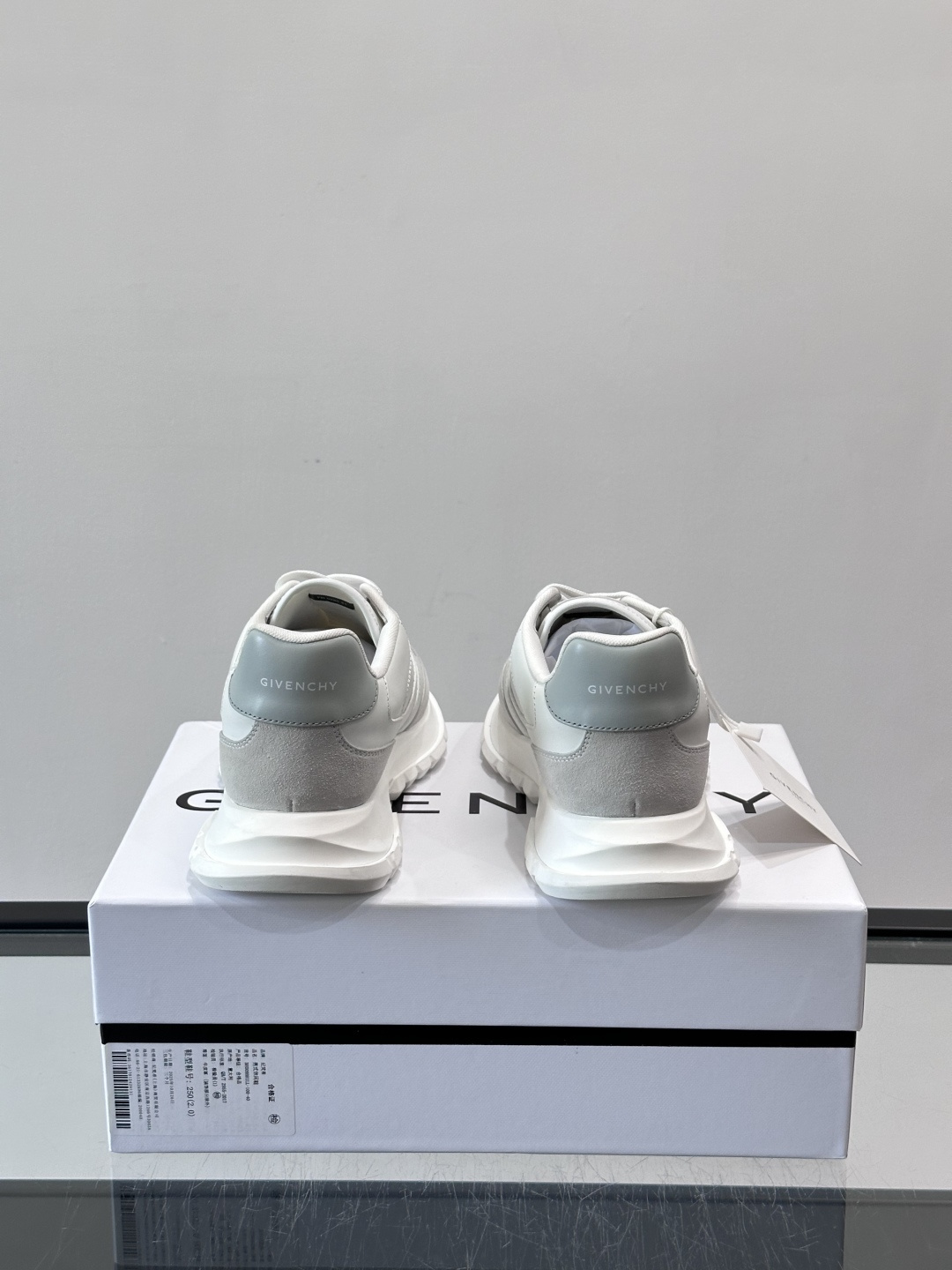 Givenchy 男士运动鞋​​👟纪梵希这款运动鞋，采用优质皮革。透气又有质感。透明气垫鞋底，缓震舒适，