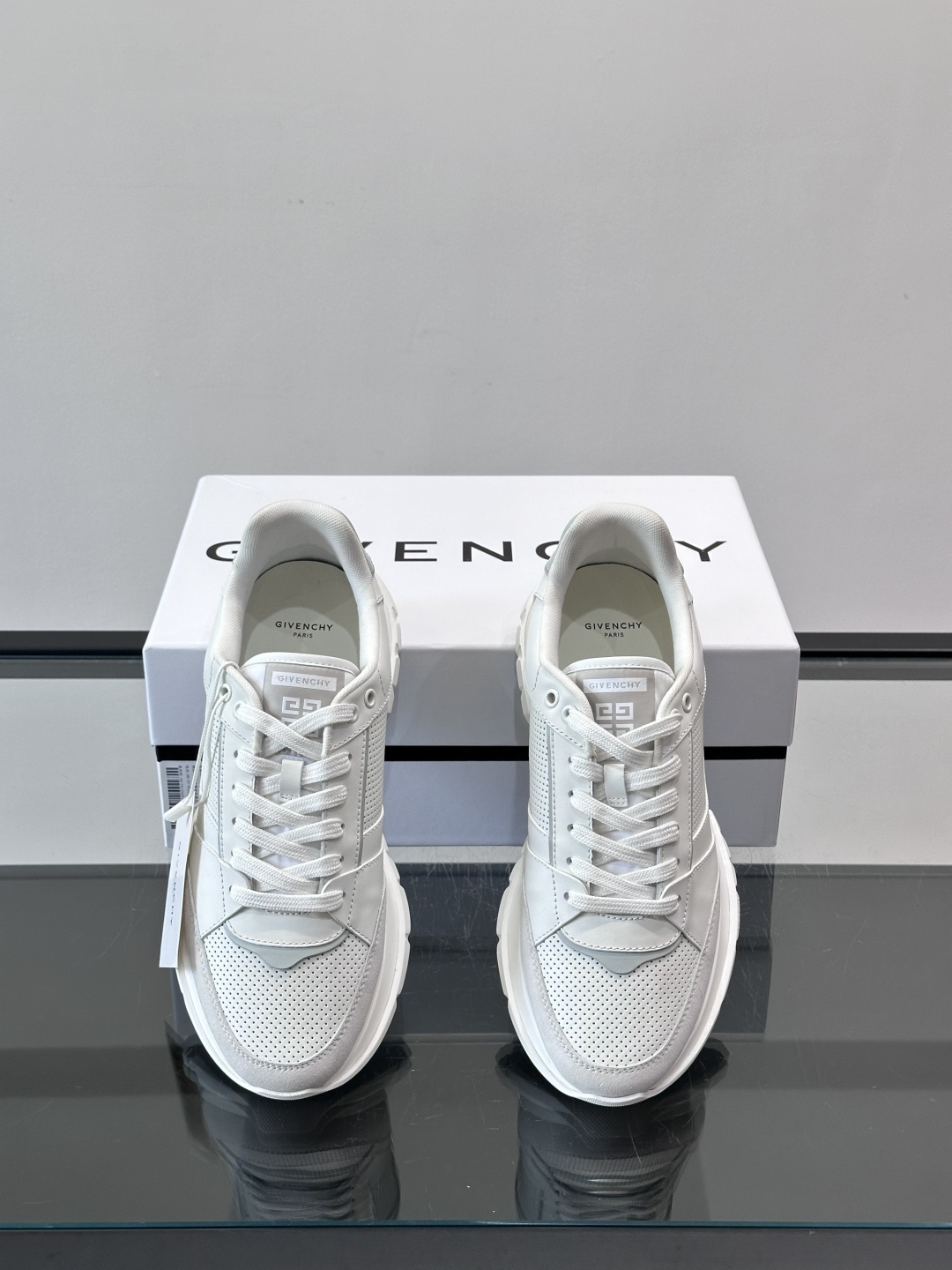 Givenchy 男士运动鞋​​👟纪梵希这款运动鞋，采用优质皮革。透气又有质感。透明气垫鞋底，缓震舒适，