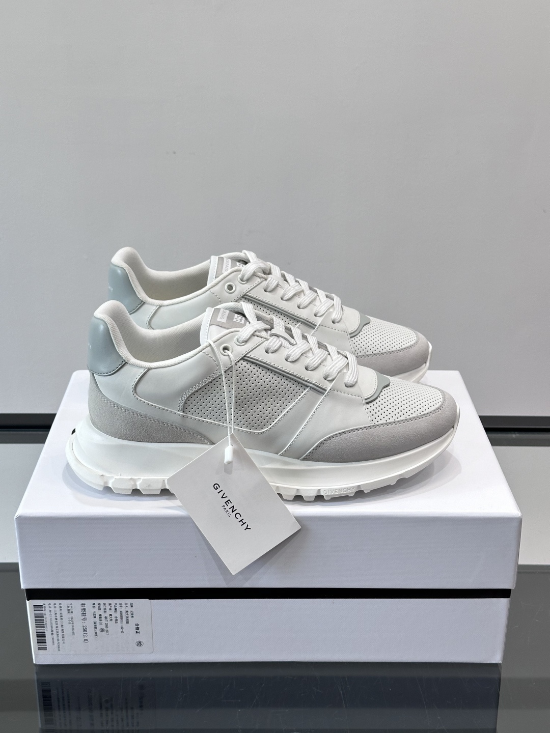 Givenchy 男士运动鞋​​👟纪梵希这款运动鞋，采用优质皮革。透气又有质感。透明气垫鞋底，缓震舒适，