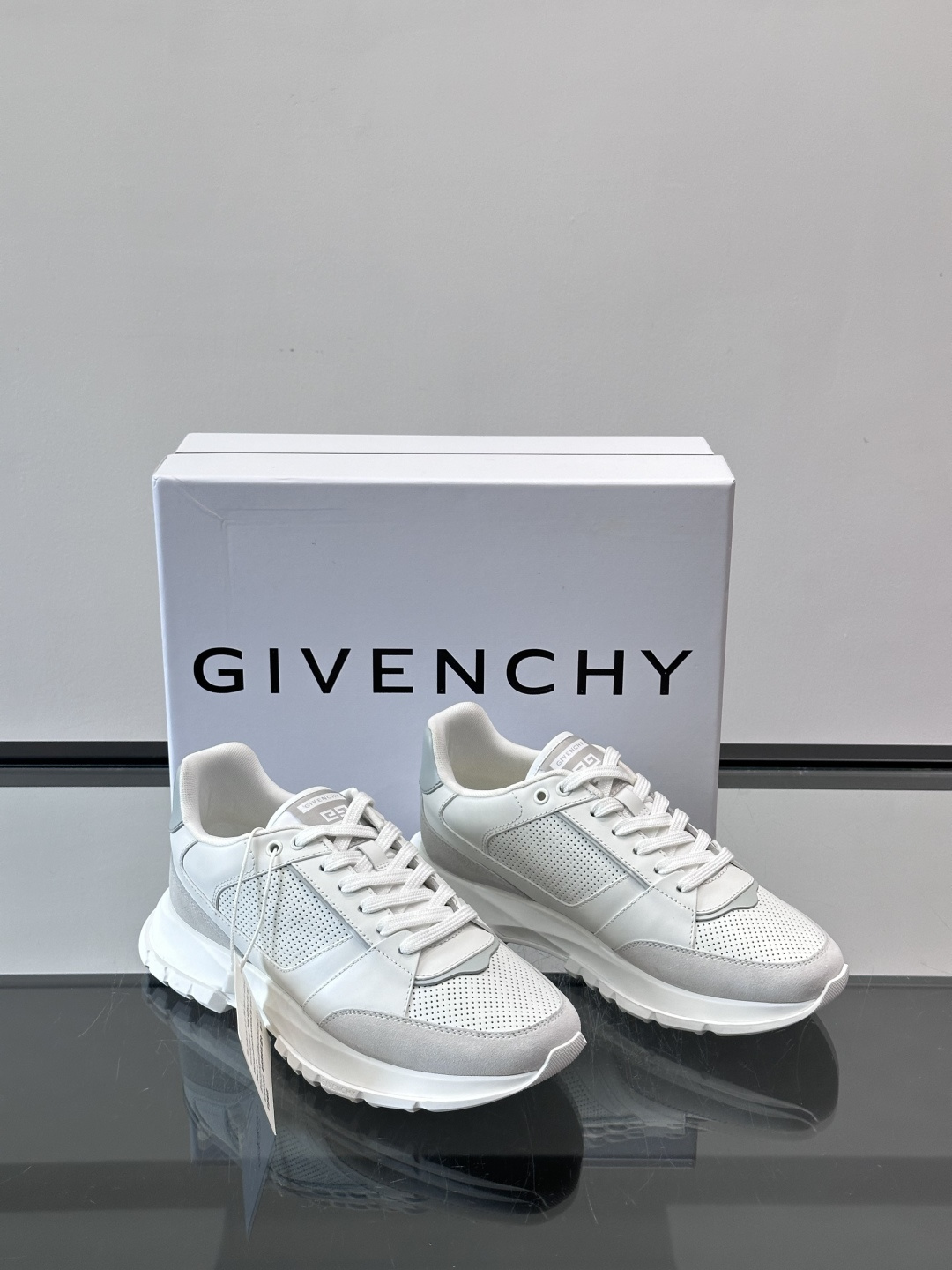 Givenchy 男士运动鞋​​👟纪梵希这款运动鞋，采用优质皮革。透气又有质感。透明气垫鞋底，缓震舒适，