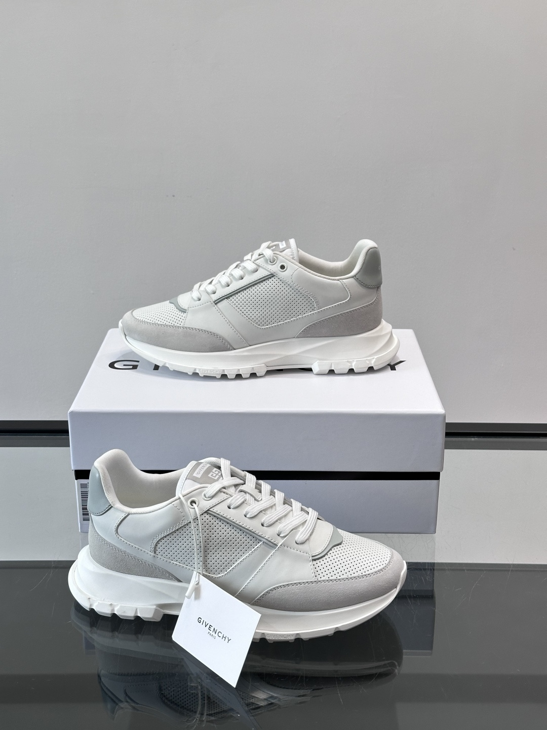 Givenchy 男士运动鞋​​👟纪梵希这款运动鞋，采用优质皮革。透气又有质感。透明气垫鞋底，缓震舒适，