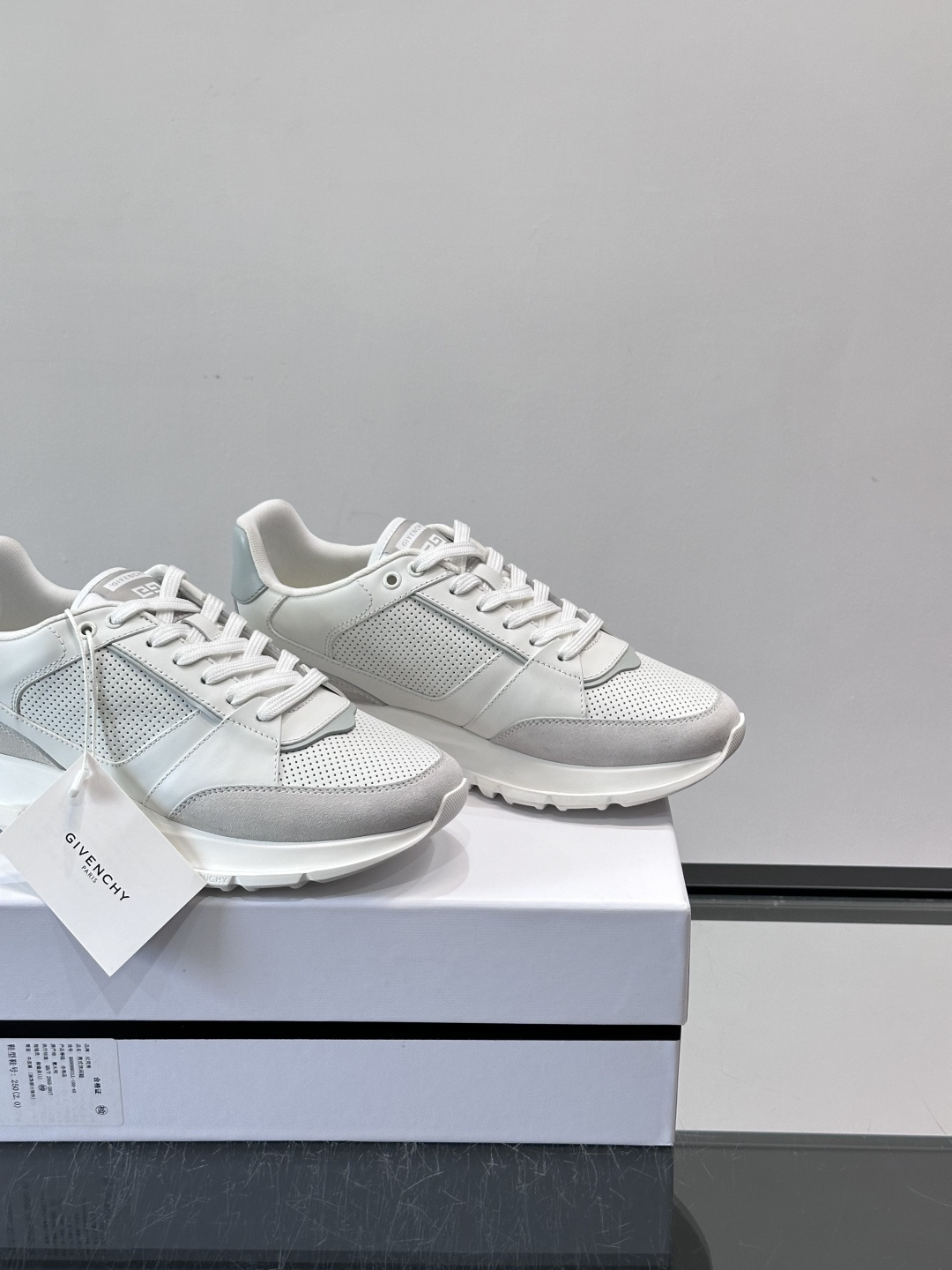 Givenchy 男士运动鞋​​👟纪梵希这款运动鞋，采用优质皮革。透气又有质感。透明气垫鞋底，缓震舒适，