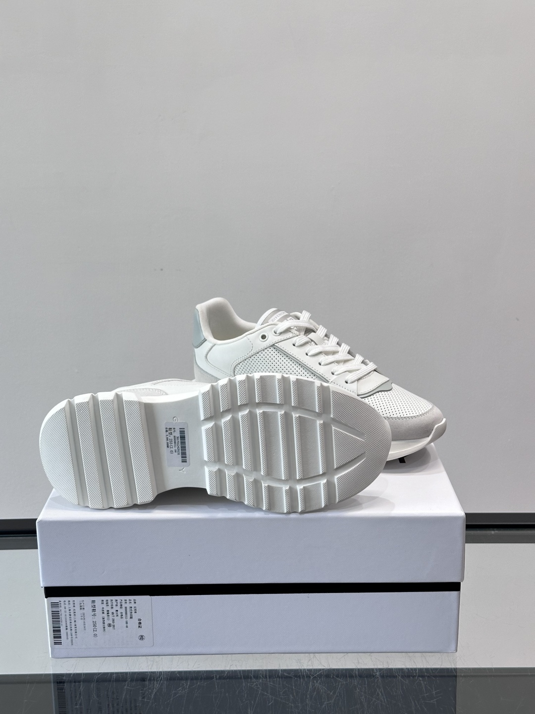 Givenchy 男士运动鞋​​👟纪梵希这款运动鞋，采用优质皮革。透气又有质感。透明气垫鞋底，缓震舒适，