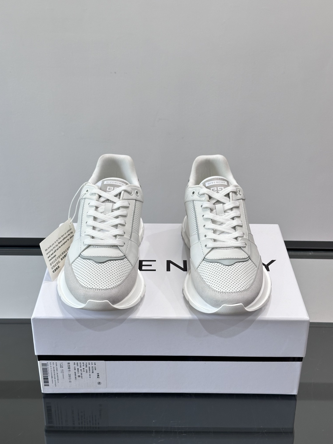 Givenchy 男士运动鞋​​👟纪梵希这款运动鞋，采用优质皮革。透气又有质感。透明气垫鞋底，缓震舒适，