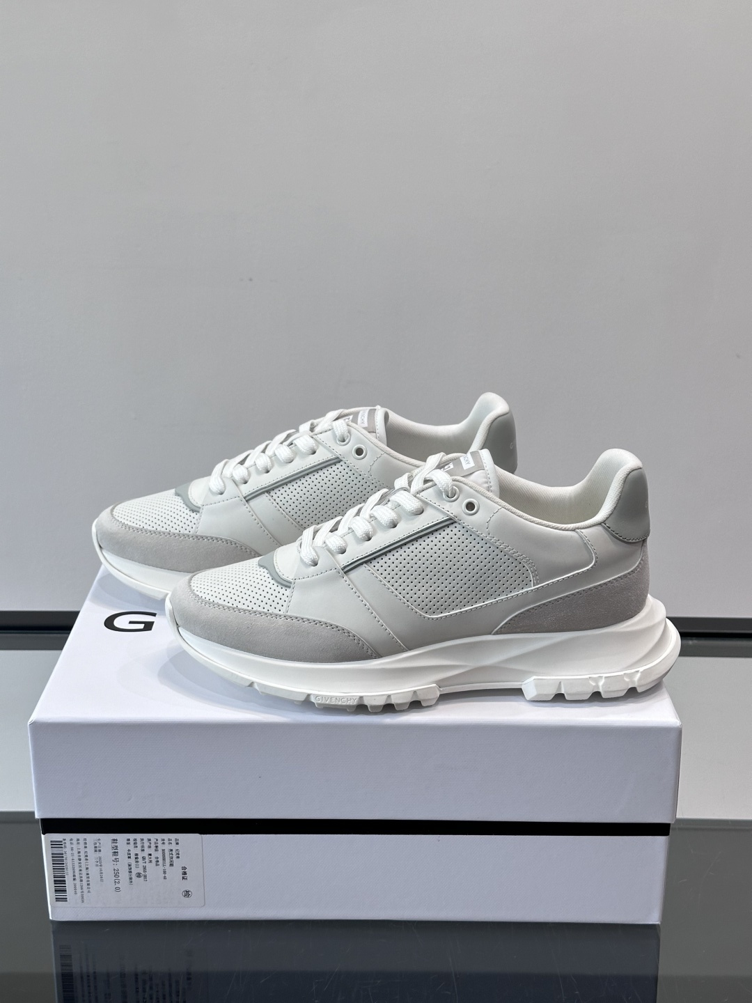 Givenchy 男士运动鞋​​👟纪梵希这款运动鞋，采用优质皮革。透气又有质感。透明气垫鞋底，缓震舒适，