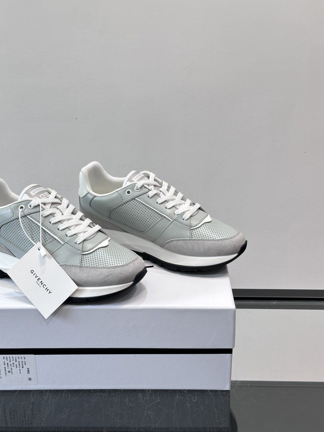 Givenchy 男士运动鞋​​👟纪梵希这款运动鞋，采用优质皮革。透气又有质感。透明气垫鞋底，缓震舒适，