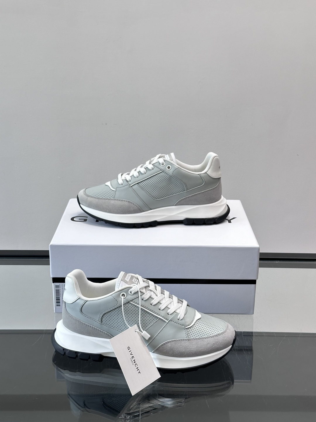 Givenchy 男士运动鞋​​👟纪梵希这款运动鞋，采用优质皮革。透气又有质感。透明气垫鞋底，缓震舒适，
