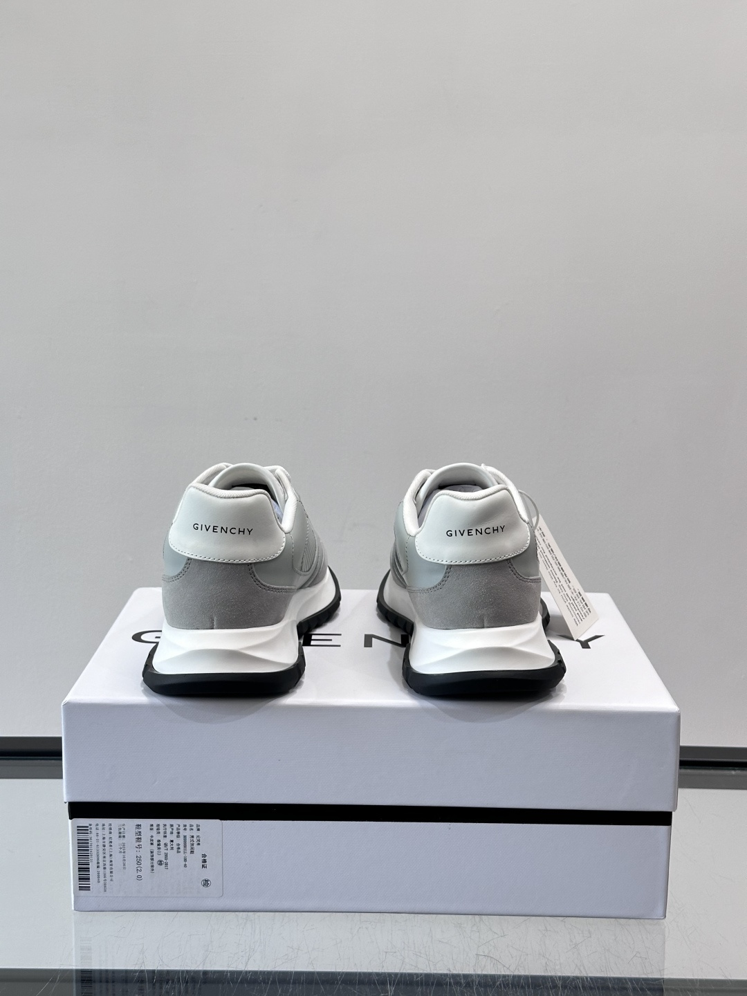 Givenchy 男士运动鞋​​👟纪梵希这款运动鞋，采用优质皮革。透气又有质感。透明气垫鞋底，缓震舒适，