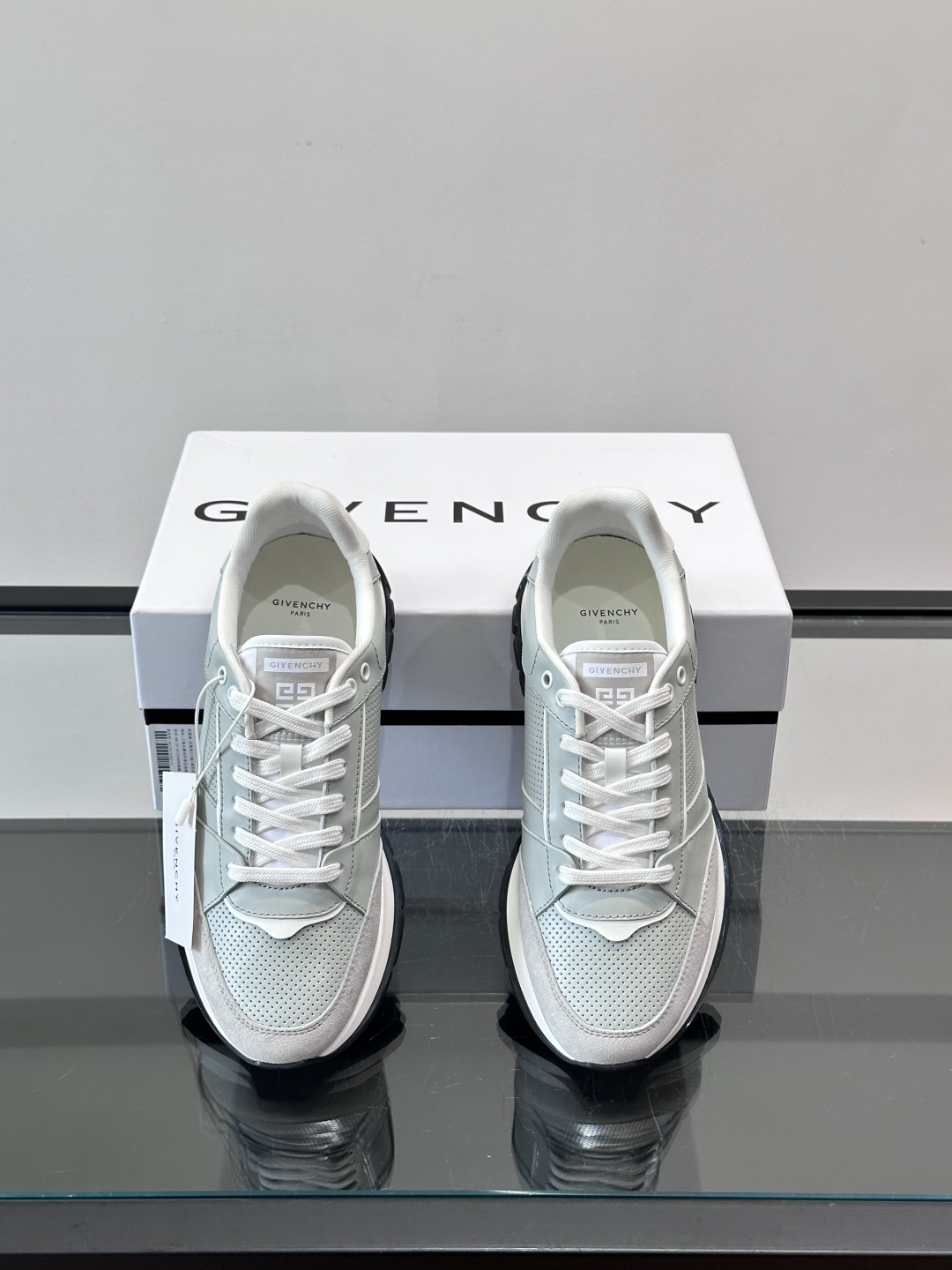 Givenchy 男士运动鞋​​👟纪梵希这款运动鞋，采用优质皮革。透气又有质感。透明气垫鞋底，缓震舒适，