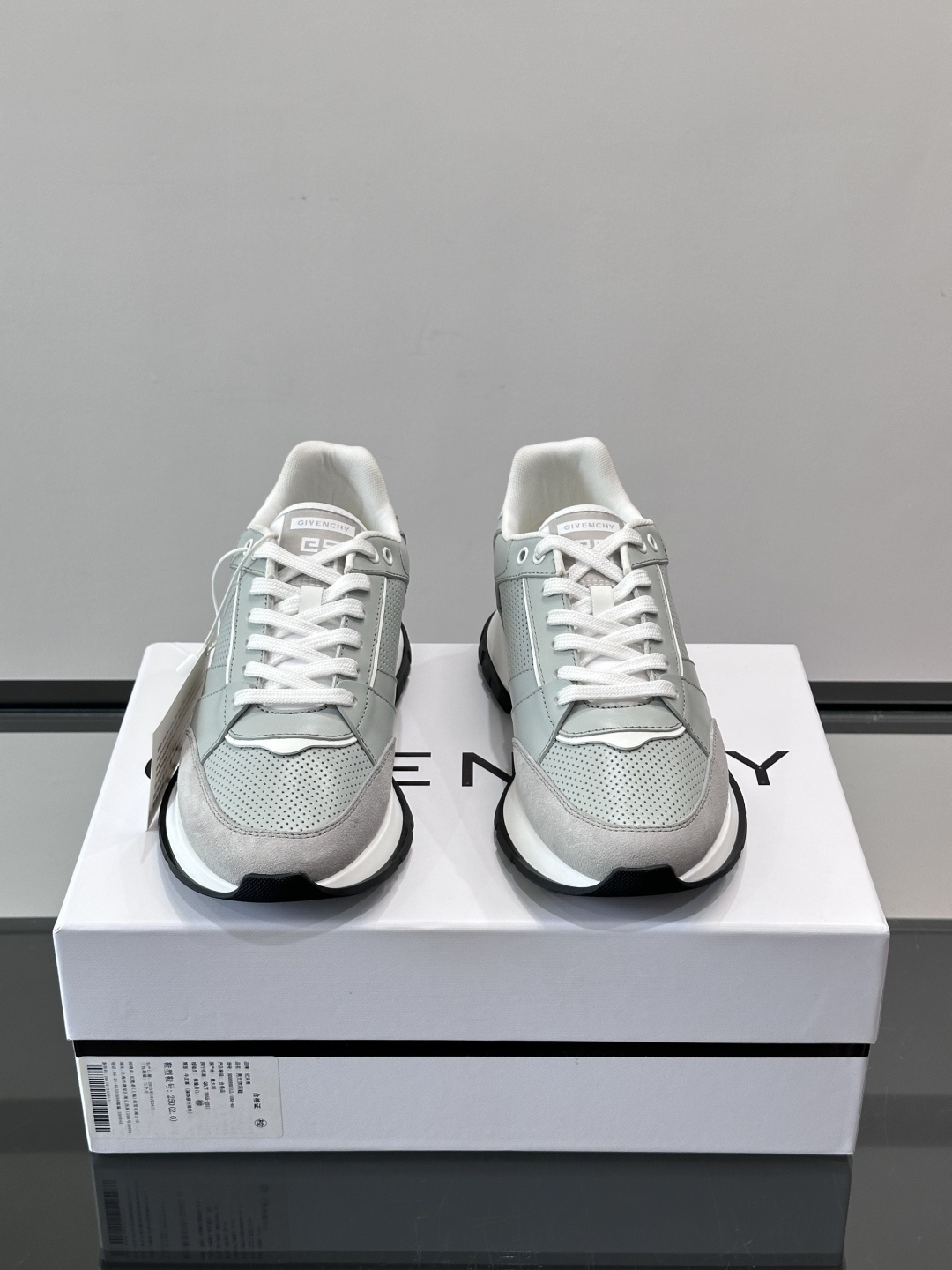 Givenchy 男士运动鞋​​👟纪梵希这款运动鞋，采用优质皮革。透气又有质感。透明气垫鞋底，缓震舒适，