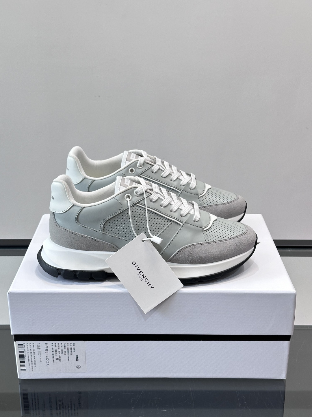 Givenchy 男士运动鞋​​👟纪梵希这款运动鞋，采用优质皮革。透气又有质感。透明气垫鞋底，缓震舒适，