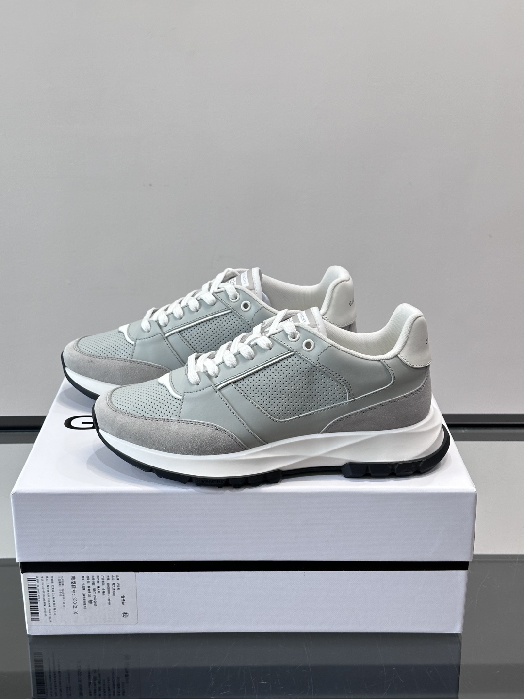 Givenchy 男士运动鞋​​👟纪梵希这款运动鞋，采用优质皮革。透气又有质感。透明气垫鞋底，缓震舒适，