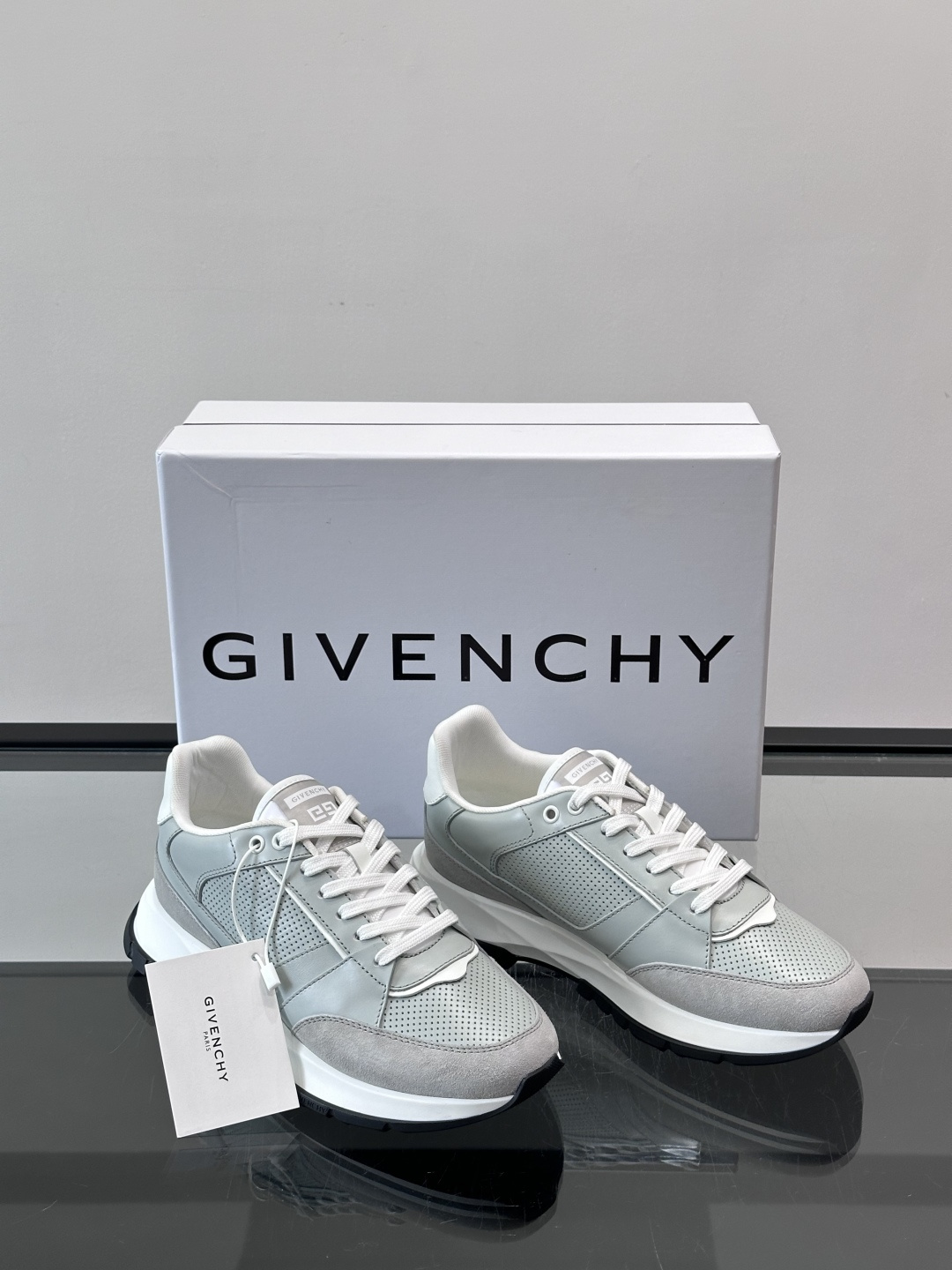 Givenchy 男士运动鞋​​👟纪梵希这款运动鞋，采用优质皮革。透气又有质感。透明气垫鞋底，缓震舒适，