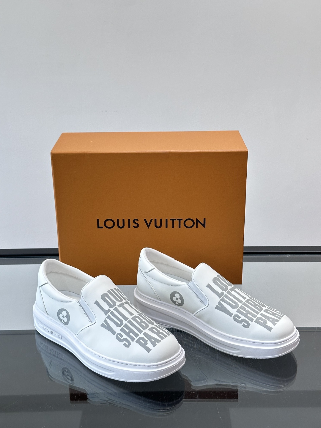 Louis Vuitton路易威登 男士乐福鞋👞🔝纳帕小牛皮鞋面，彩印高周波品牌图腾、鞋舌.车缝松紧带、