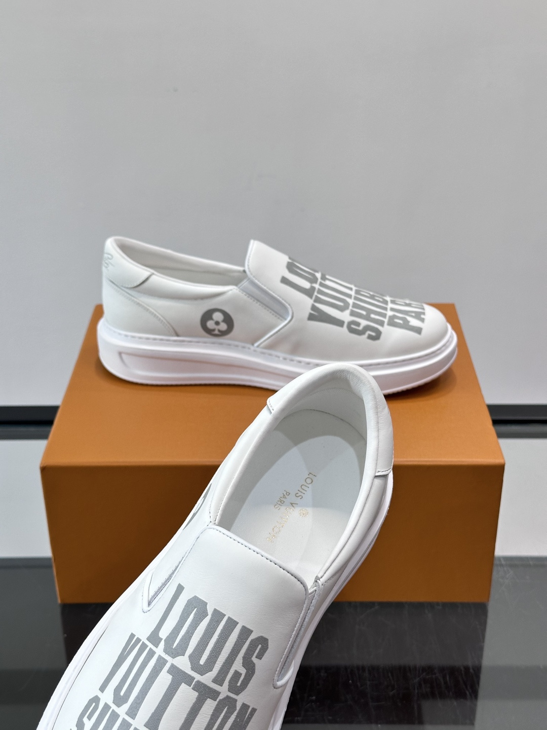 Louis Vuitton路易威登 男士乐福鞋👞🔝纳帕小牛皮鞋面，彩印高周波品牌图腾、鞋舌.车缝松紧带、