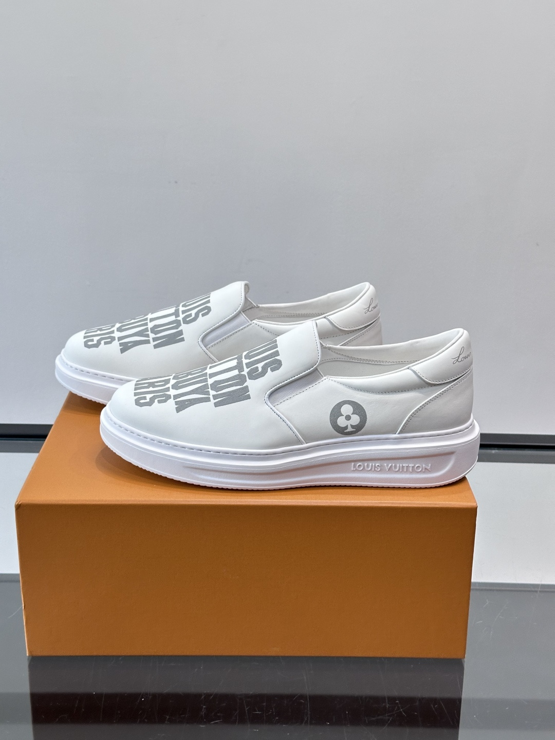 Louis Vuitton路易威登 男士乐福鞋👞🔝纳帕小牛皮鞋面，彩印高周波品牌图腾、鞋舌.车缝松紧带、