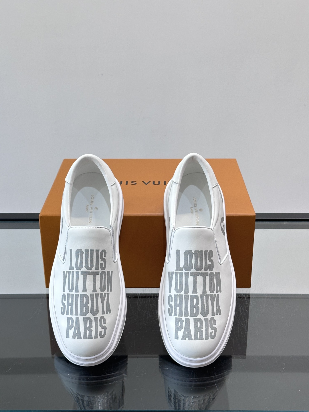 Louis Vuitton路易威登 男士乐福鞋👞🔝纳帕小牛皮鞋面，彩印高周波品牌图腾、鞋舌.车缝松紧带、