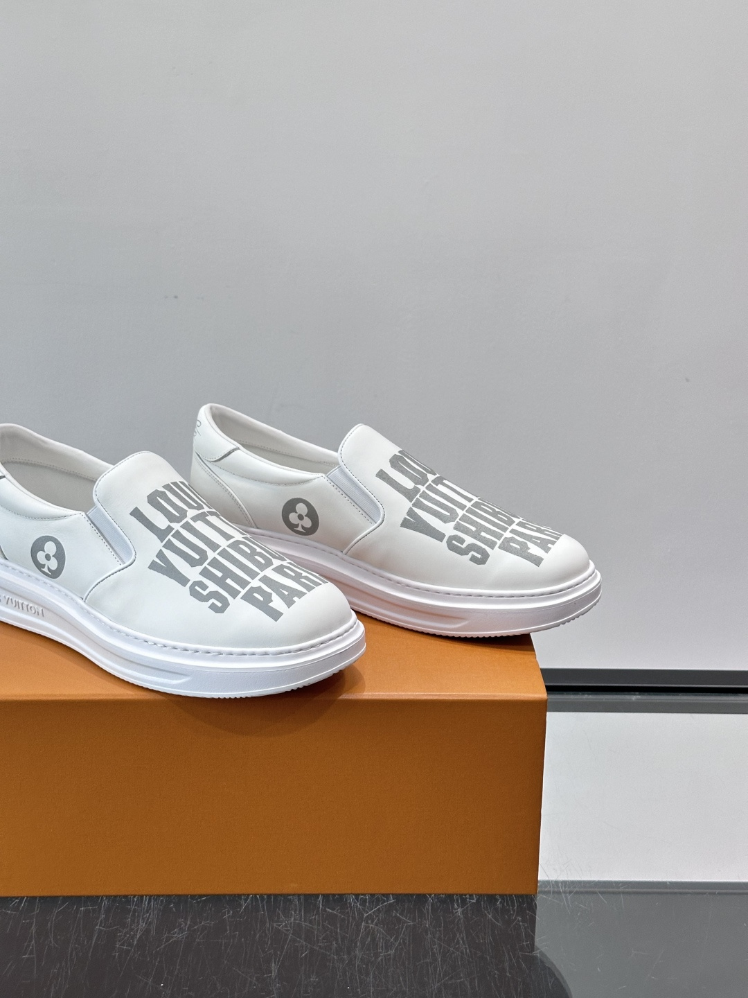 Louis Vuitton路易威登 男士乐福鞋👞🔝纳帕小牛皮鞋面，彩印高周波品牌图腾、鞋舌.车缝松紧带、