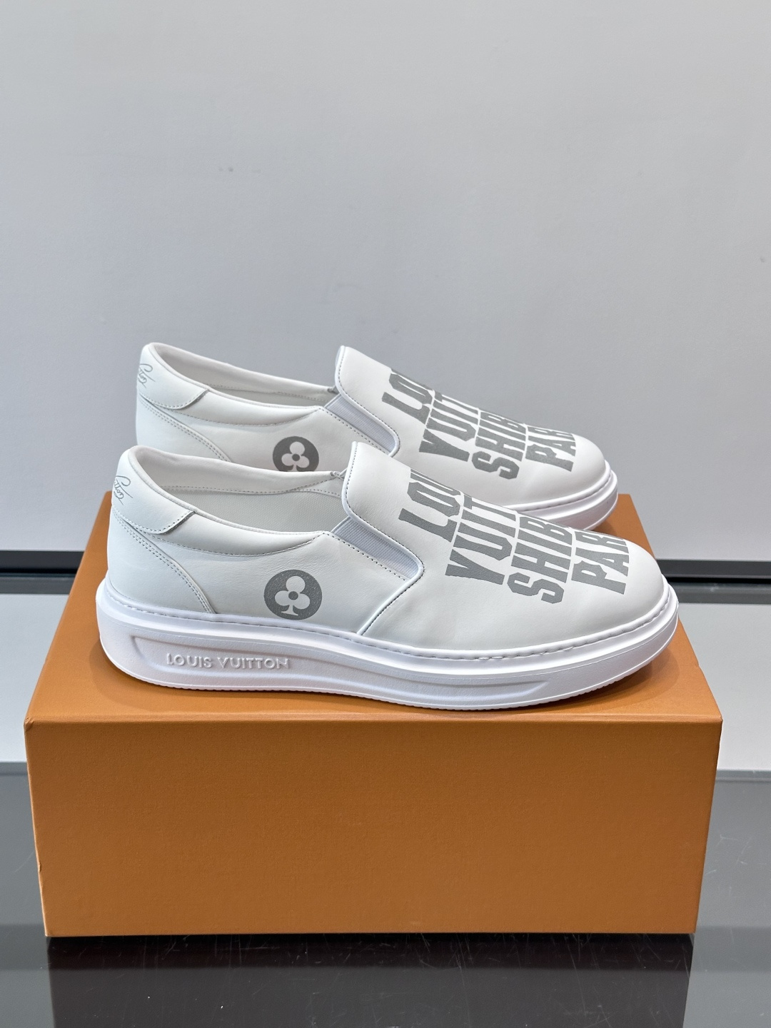 Louis Vuitton路易威登 男士乐福鞋👞🔝纳帕小牛皮鞋面，彩印高周波品牌图腾、鞋舌.车缝松紧带、