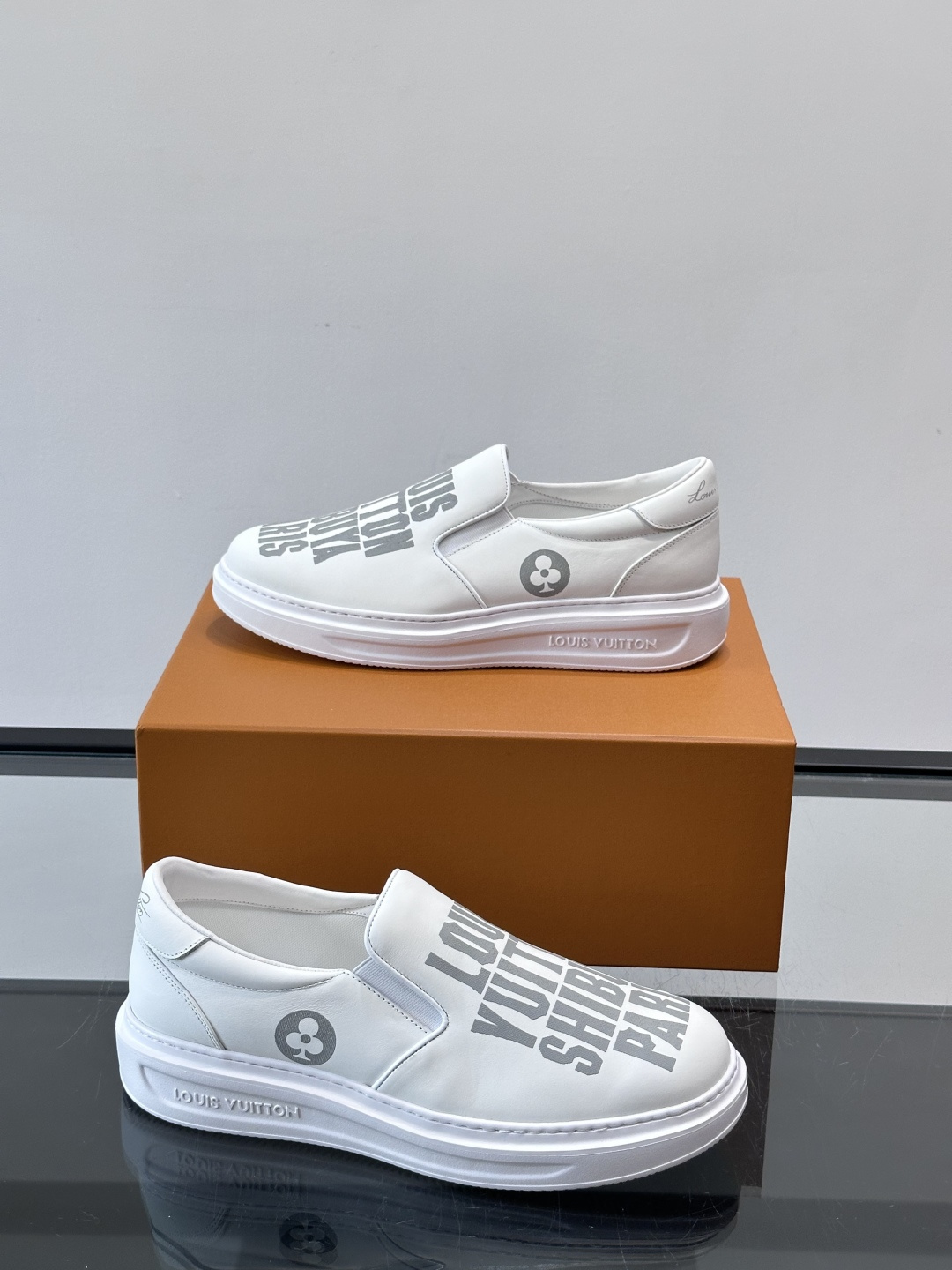 Louis Vuitton路易威登 男士乐福鞋👞🔝纳帕小牛皮鞋面，彩印高周波品牌图腾、鞋舌.车缝松紧带、