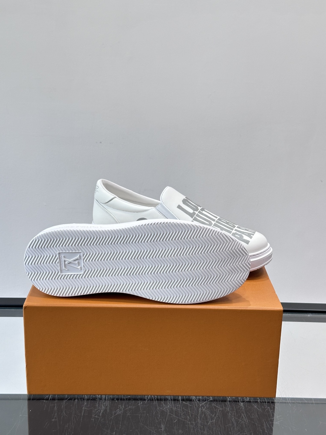 Louis Vuitton路易威登 男士乐福鞋👞🔝纳帕小牛皮鞋面，彩印高周波品牌图腾、鞋舌.车缝松紧带、