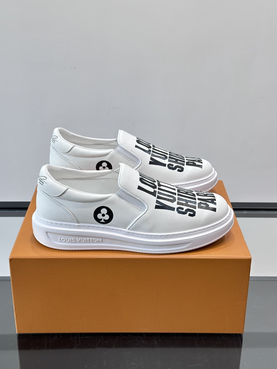 Louis Vuitton路易威登 男士乐福鞋👞🔝纳帕小牛皮鞋面，彩印高周波品牌图腾、鞋舌.车缝松紧带、