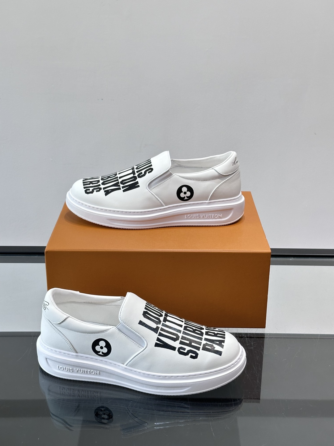 Louis Vuitton路易威登 男士乐福鞋👞🔝纳帕小牛皮鞋面，彩印高周波品牌图腾、鞋舌.车缝松紧带、