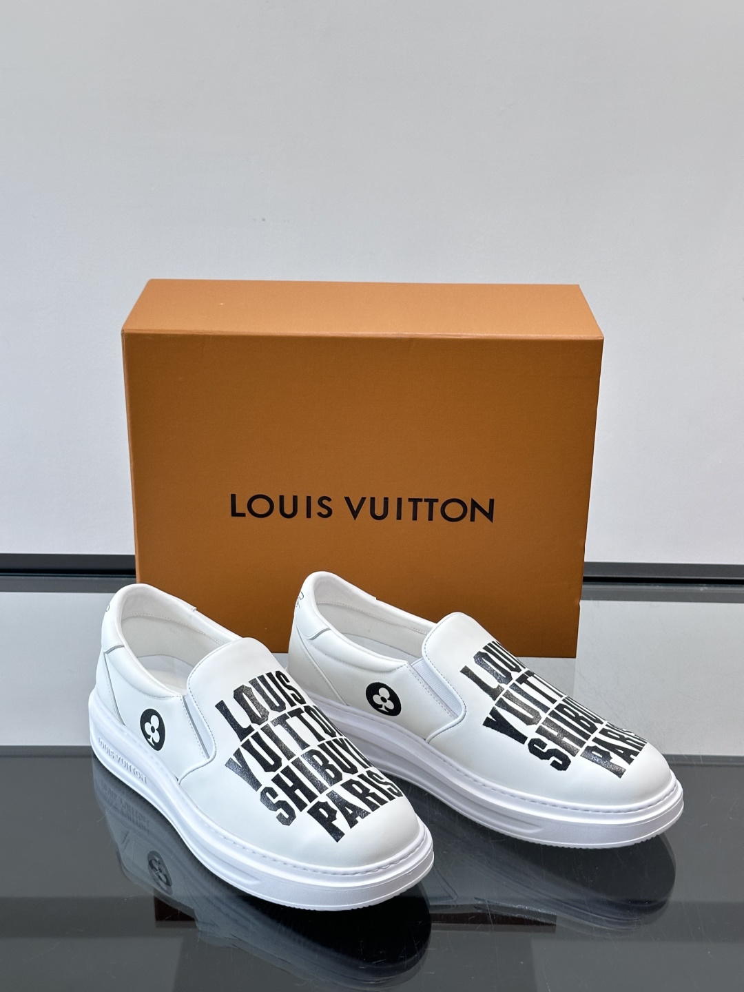 Louis Vuitton路易威登 男士乐福鞋👞🔝纳帕小牛皮鞋面，彩印高周波品牌图腾、鞋舌.车缝松紧带、