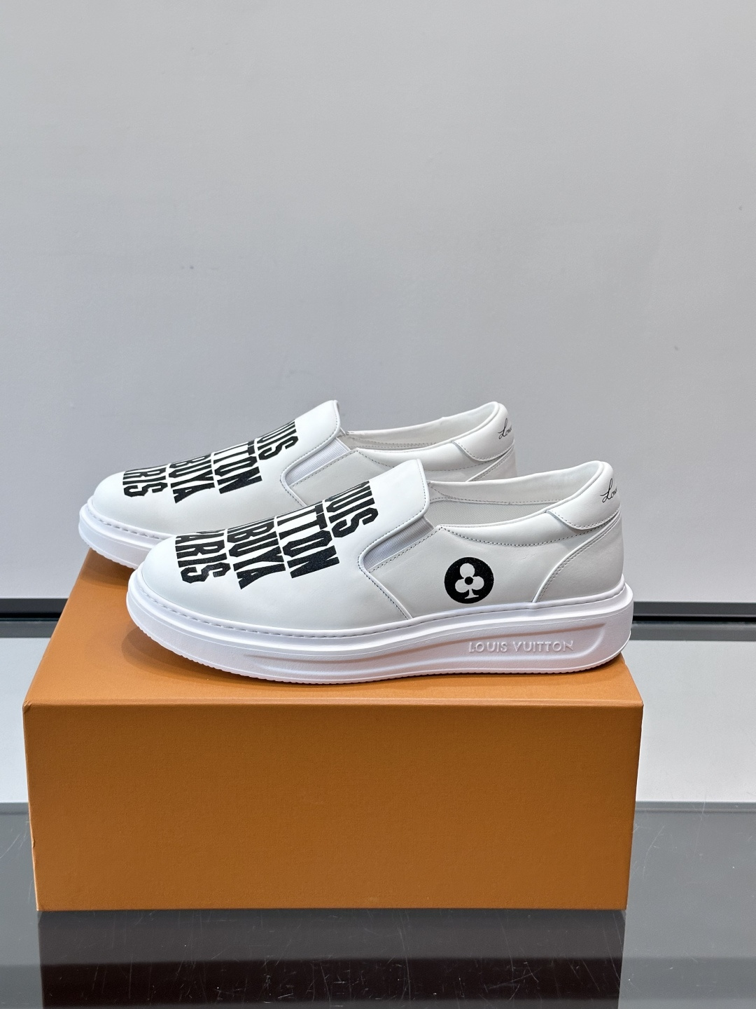 Louis Vuitton路易威登 男士乐福鞋👞🔝纳帕小牛皮鞋面，彩印高周波品牌图腾、鞋舌.车缝松紧带、