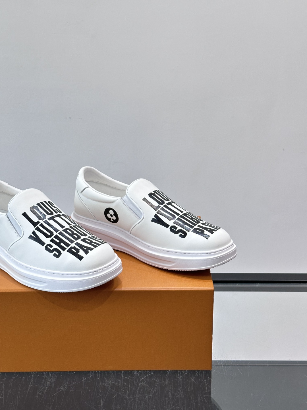 Louis Vuitton路易威登 男士乐福鞋👞🔝纳帕小牛皮鞋面，彩印高周波品牌图腾、鞋舌.车缝松紧带、