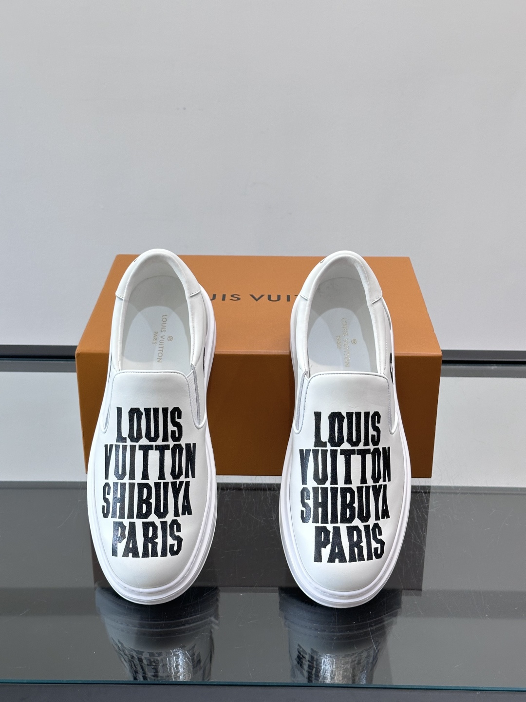 Louis Vuitton路易威登 男士乐福鞋👞🔝纳帕小牛皮鞋面，彩印高周波品牌图腾、鞋舌.车缝松紧带、