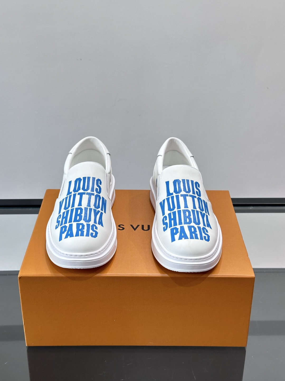 Louis Vuitton路易威登 男士乐福鞋👞🔝纳帕小牛皮鞋面，彩印高周波品牌图腾、鞋舌.车缝松紧带、