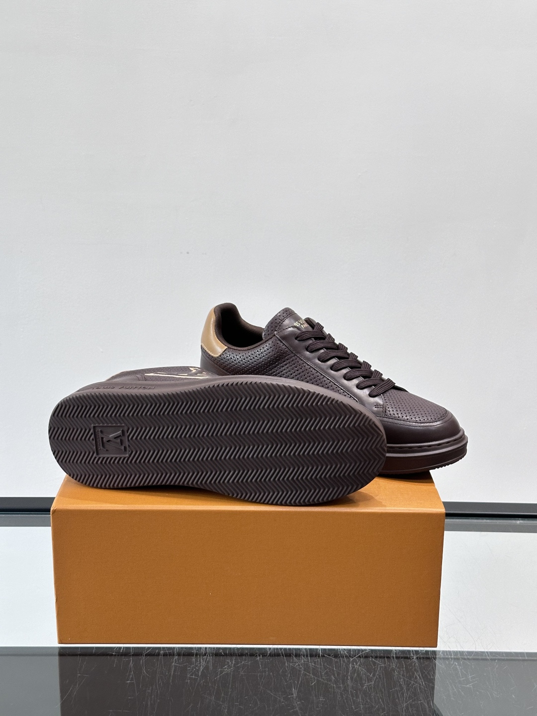 LV Beverly男士休闲鞋，经典Monogram老花压纹，质感细腻又高级；。厚底设计悄悄增高约4cm