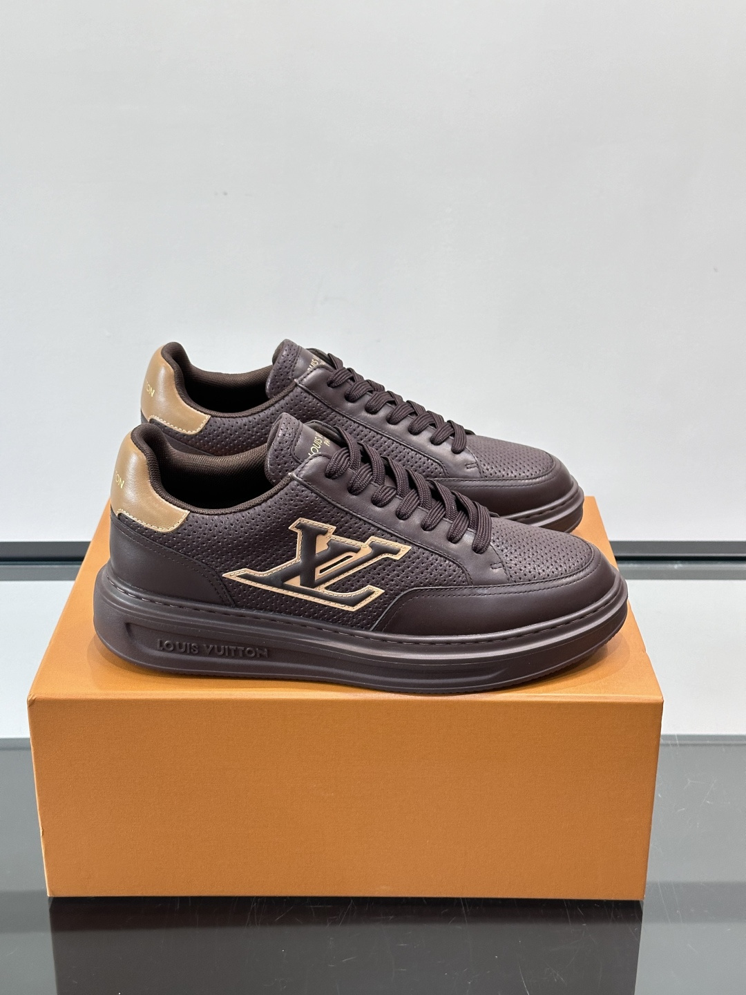 LV Beverly男士休闲鞋，经典Monogram老花压纹，质感细腻又高级；。厚底设计悄悄增高约4cm