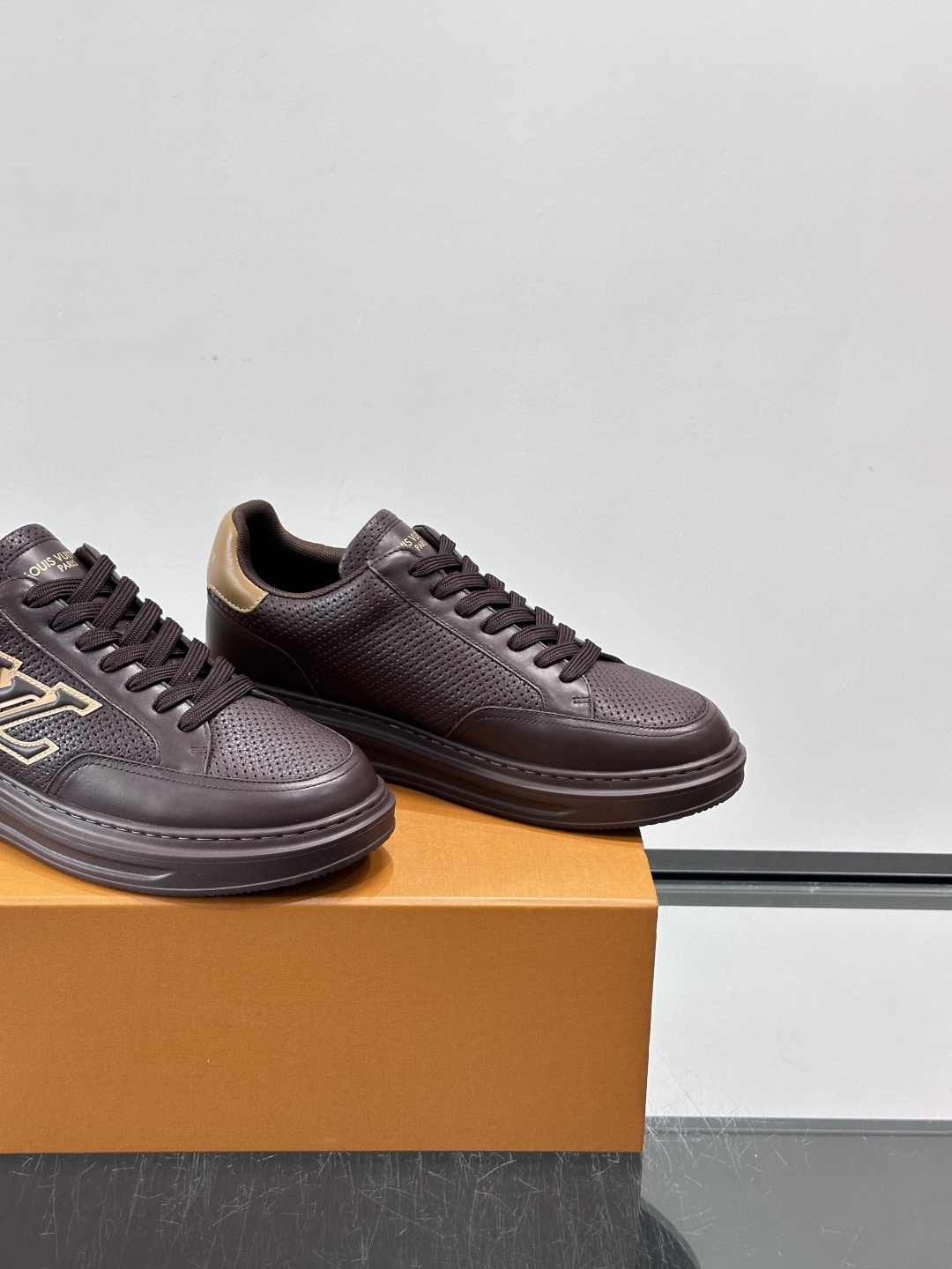 LV Beverly男士休闲鞋，经典Monogram老花压纹，质感细腻又高级；。厚底设计悄悄增高约4cm