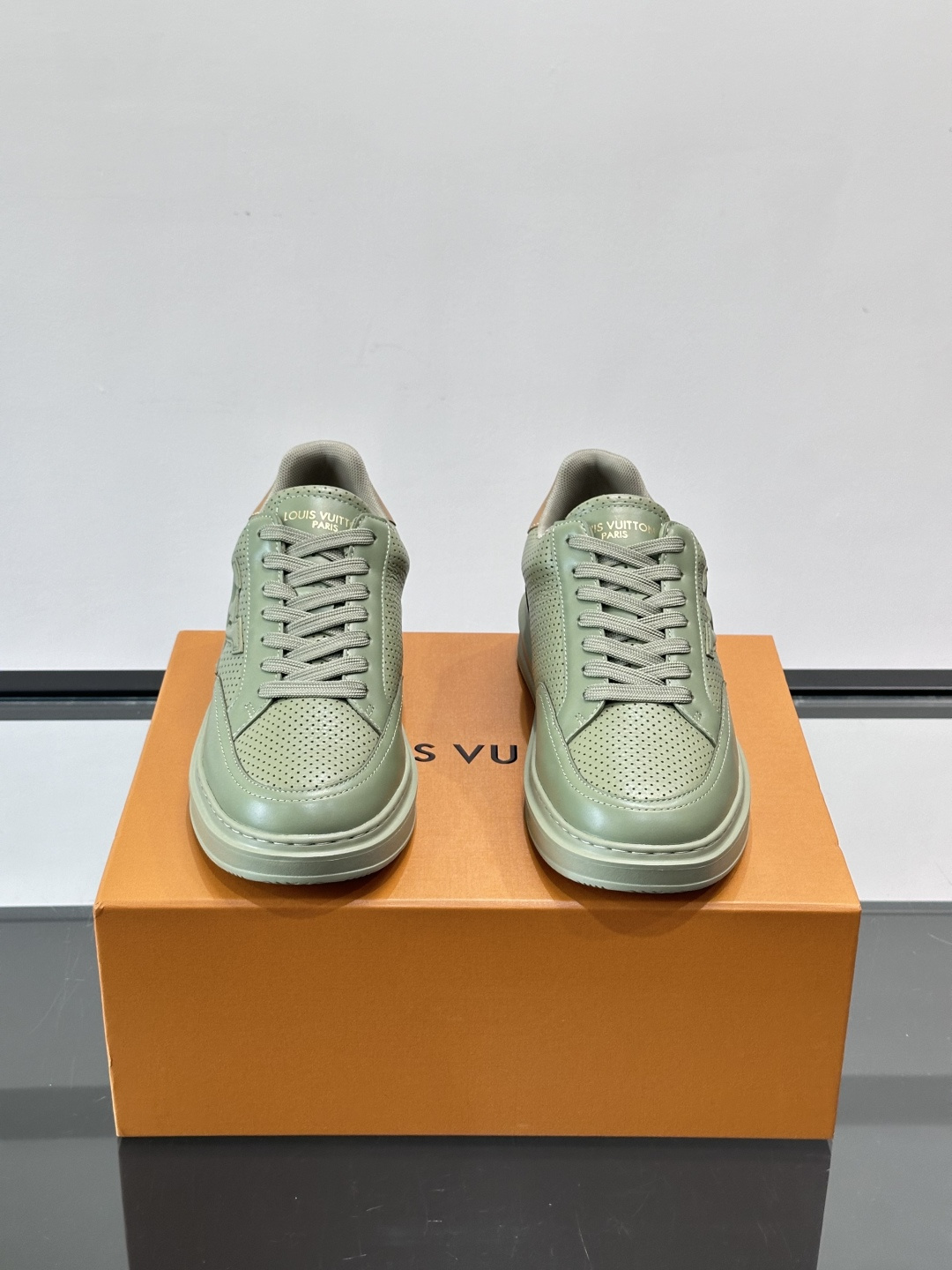 LV Beverly男士休闲鞋，经典Monogram老花压纹，质感细腻又高级；。厚底设计悄悄增高约4cm