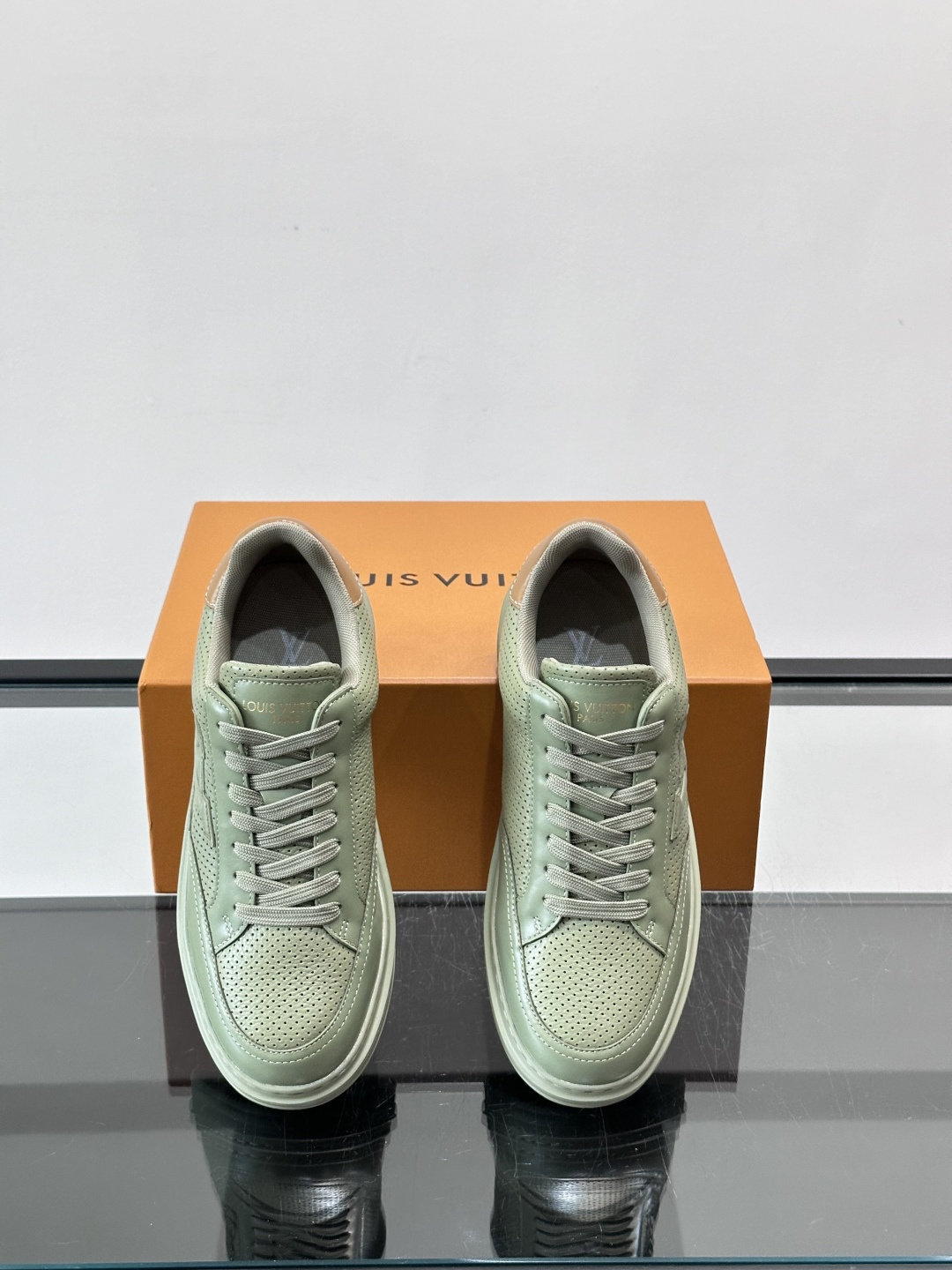 LV Beverly男士休闲鞋，经典Monogram老花压纹，质感细腻又高级；。厚底设计悄悄增高约4cm