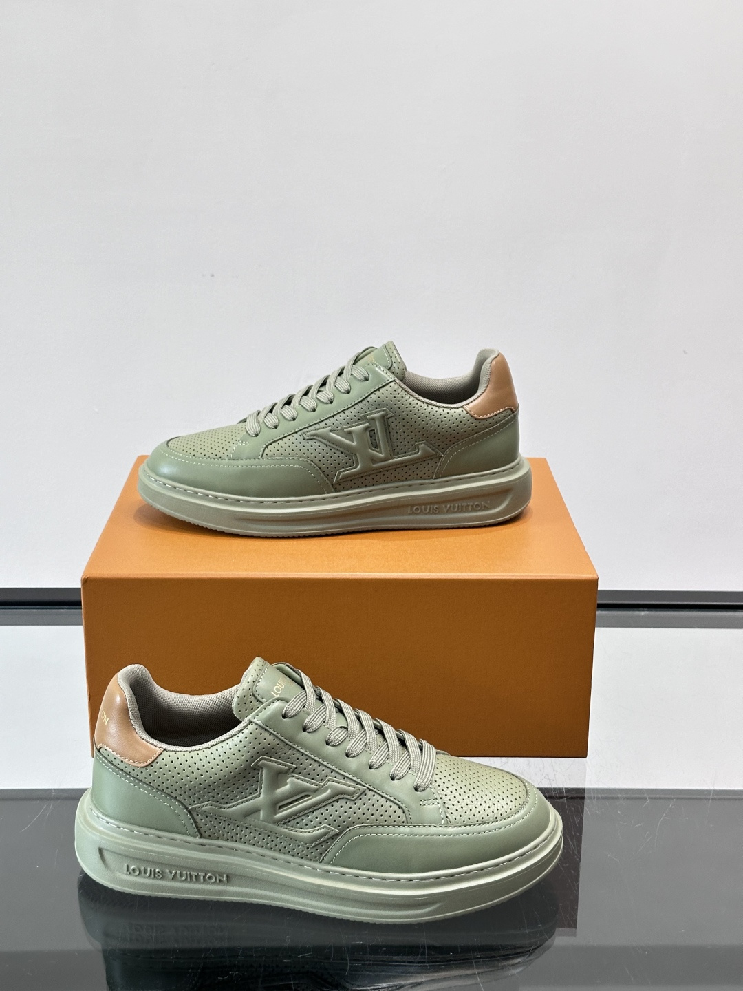 LV Beverly男士休闲鞋，经典Monogram老花压纹，质感细腻又高级；。厚底设计悄悄增高约4cm